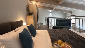 Quarto de hotel moderno com cama, varanda e bandeja de café da manhã.