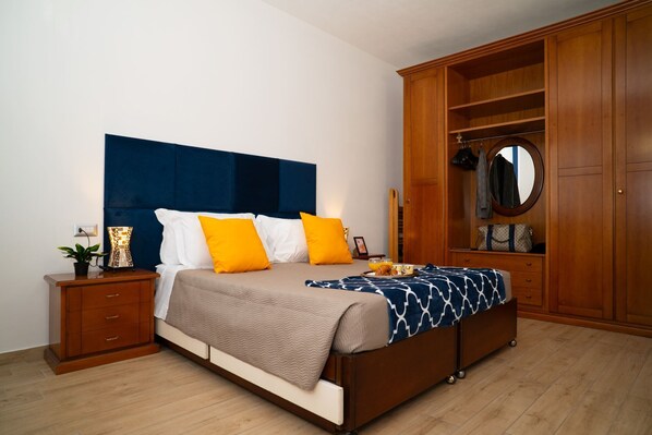 A bedroom with a bed, bedside tables, a wardrobe, and a mirror. - Tramonto MXP Nature Living, WiFi & Coffe (Somma Lombardo)