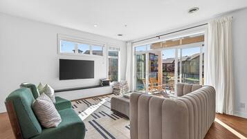 Deluxe Condo, 2 Bedrooms, Balcony, Lake View | Living area