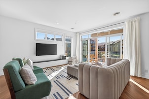 Deluxe Condo, 2 Bedrooms, Balcony, Lake View | Living area