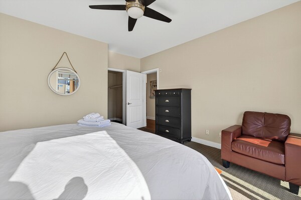 Lakefront Pool And Lake View 2 Bdrm 4205 - Kelowna