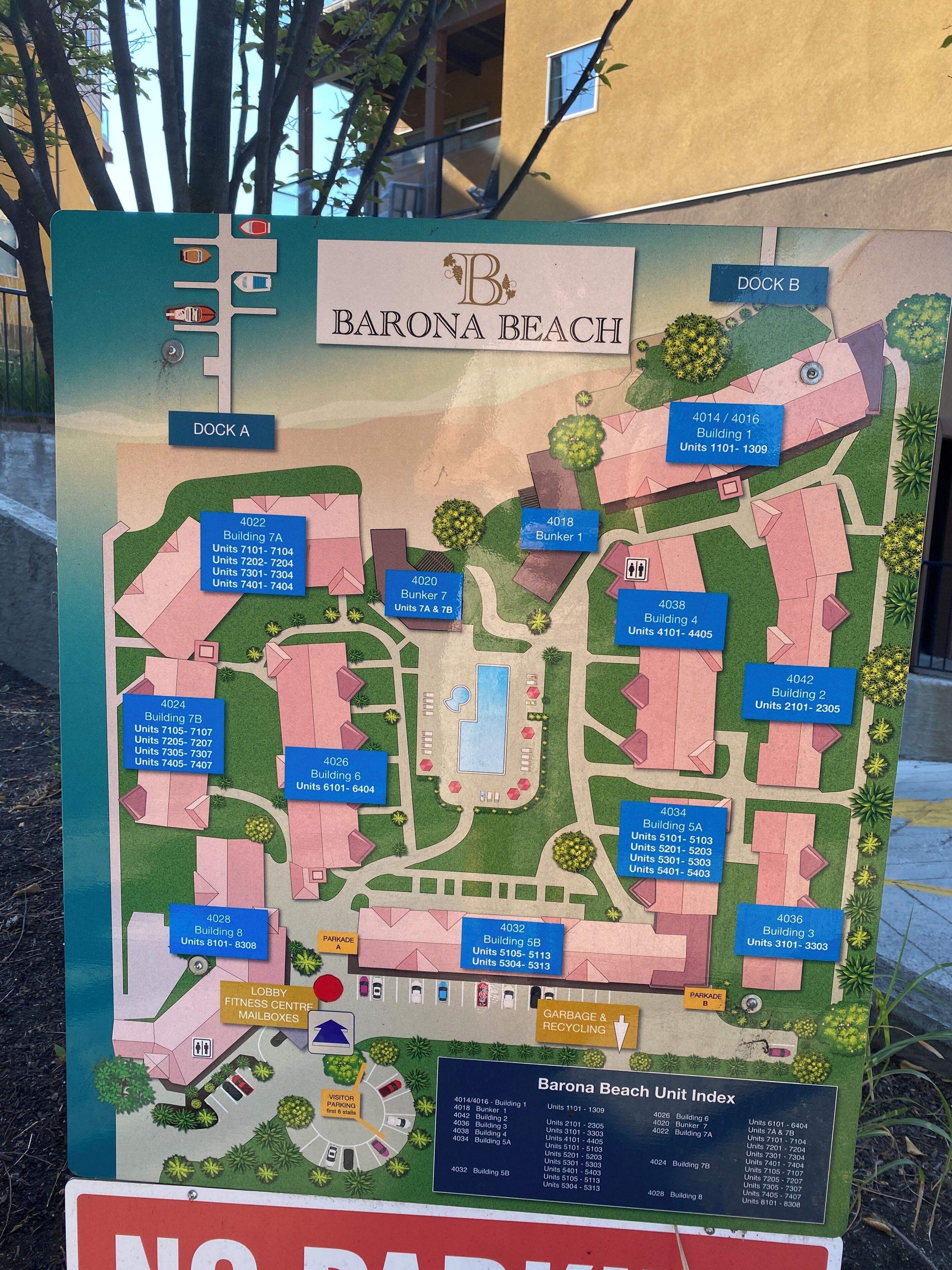 Planta detalhada da Praia Barona, com edifícios e unidades identificados.