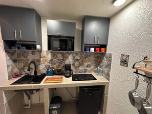 Kühlschrank, Mikrowelle, Herdplatte, Wasserkocher mit Kaffee-/Teezubehör