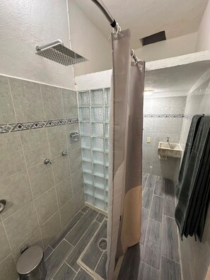 Haartrockner, Handtücher, Seife, Toilettenpapier