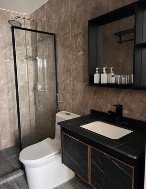 Chambre Deluxe Double ou avec lits jumeaux, balcon, vue mer | Salle de bain | Douche, articles de toilette gratuits, sèche-cheveux