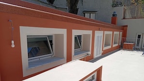 A building with multiple windows and a flat roof. - Il Sassolino - Hostel (Riomaggiore)