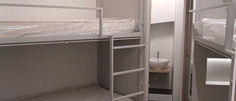 Dormitorio compartido básico, dormitorio mixto, para no fumadores, planta baja | Cortinas blackout y wifi gratis