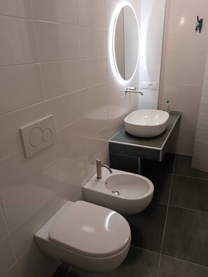 Bathroom - Il Sassolino - Hostel (Riomaggiore)