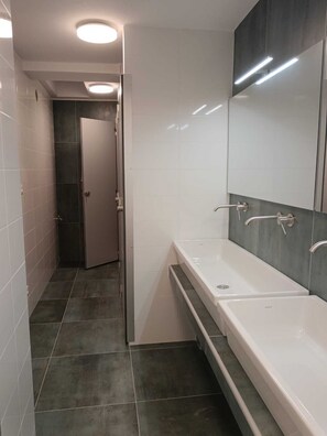 Bathroom - Il Sassolino - Hostel (Riomaggiore)