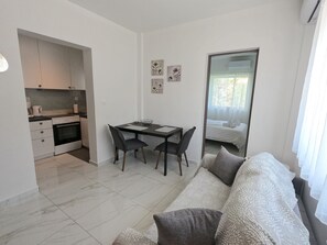 1 slaapkamer, een strijkplank/strijkijzer, wifi, beddengoed
