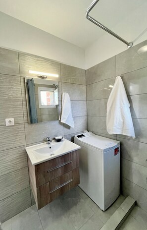 Een douche, een haardroger, handdoeken, zeep