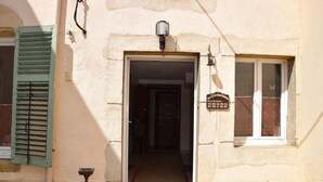 Une entrée d'immeuble avec une porte, une fenêtre et une enseigne.
