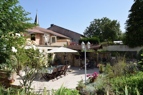 Group gîte for 14 people on the farm (horses, donkeys, rabbits...). Pets allowed.