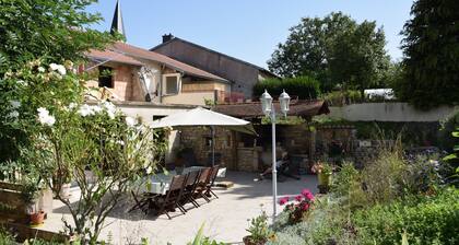 Group gîte for 14 people on the farm (horses, donkeys, rabbits...). Pets allowed.