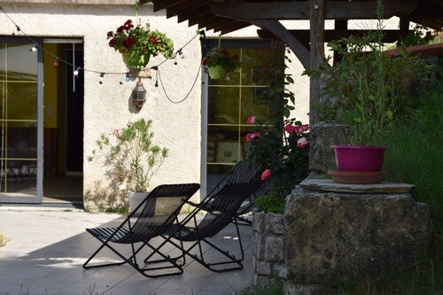 Group gîte for 14 people on the farm (horses, donkeys, rabbits...). Pets allowed.