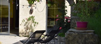 Group gîte for 14 people on the farm (horses, donkeys, rabbits...). Pets allowed.
