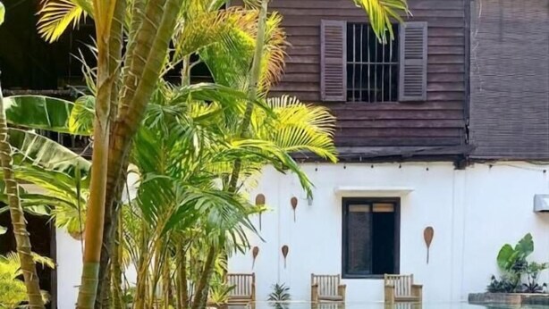 A clear swimming pool with a wooden deck and tropical plants. - La Fontaine de Tara Boutique Hotel (Siem Reap)