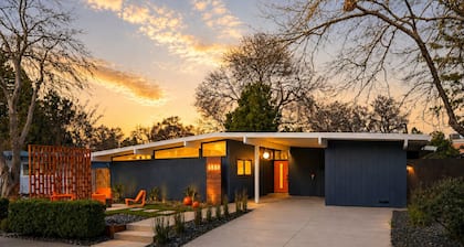 Midcentury Modern Oasis: Atomic Ranch Reimagined
