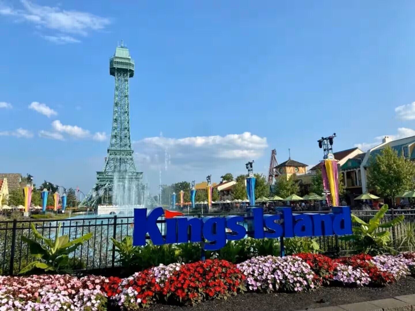Senyal per al parc d'atraccions Kings Island, amb una rèplica de la Torre Eiffel al fons.