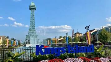 Senyal per al parc d'atraccions Kings Island, amb una rèplica de la Torre Eiffel al fons.