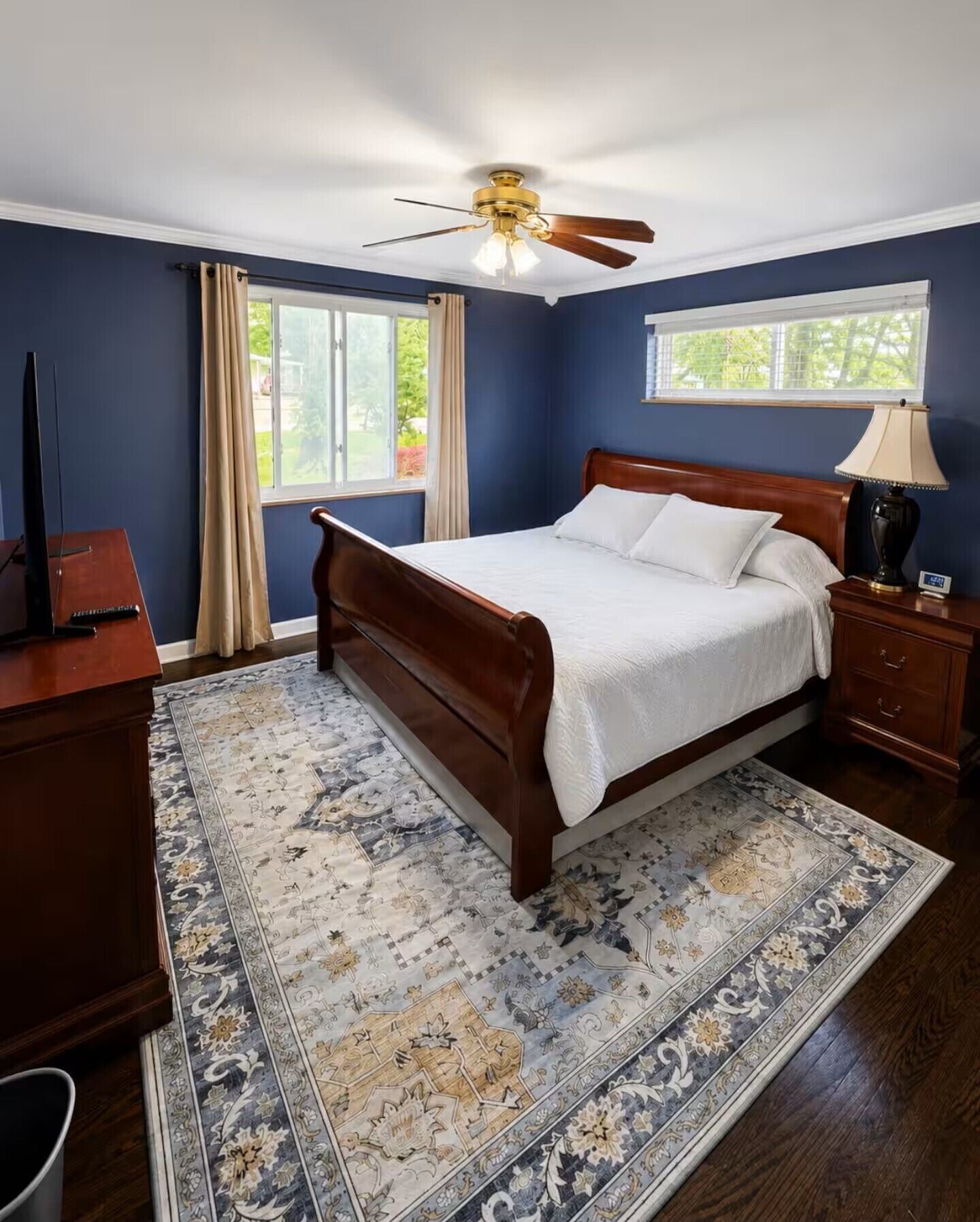 3 bedrooms, iron/ironing board, WiFi (free), bed sheets