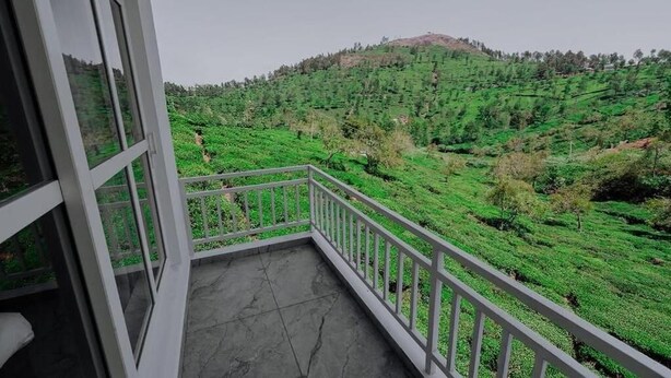 Un balcón con vistas a campos de té escalonados.