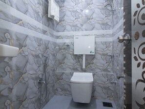 Deluxe-værelse - byudsigt | Badeværelse | Gratis toiletartikler, håndklæder
