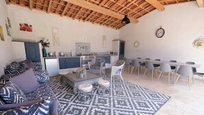 Unclassified image, 5 of 8, button - Couples getaway with pool and pool house (Arles)