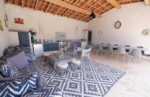 Unclassified image, 4 of 8, button - Couples getaway with pool and pool house (Arles)