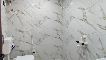 Douche, serviettes fournies, savon