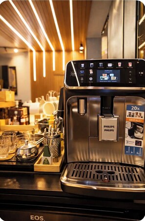 A coffee machine with a digital display, a water reservoir, and a 20x coffee pod dispenser. - 5 Estrelas - Alto do Bueno (Goiânia)
