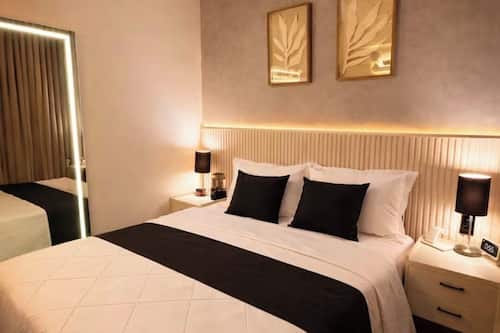 Apartamento luxo, ar-condicionado, vista parcial para o lago | Cortinas blackout, Wi-Fi de cortesia