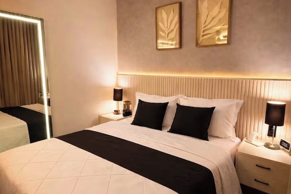Deluxe Apartment, Air conditioning, Partial Lake View | Blackout drapes, WiFi (free)