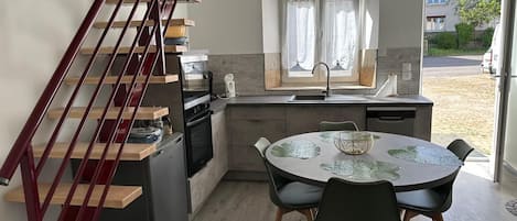 Wasserkocher mit Kaffee-/Teezubehör, Kühlschrank, Mikrowelle, Ofen