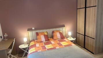 1 slaapkamer, een bureau, wifi, beddengoed