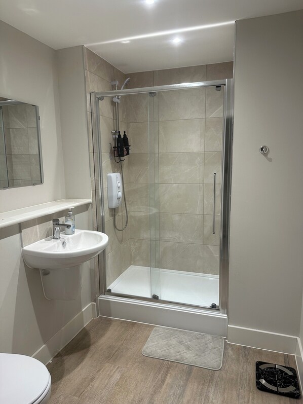 Bathroom - Criterion House 1-Bed Modern Entire Apartment in City Centre (Kingston upon Hull)