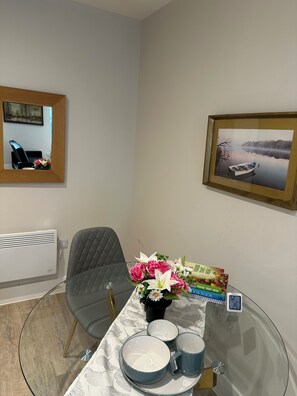 Dining - Criterion House 1-Bed Modern Entire Apartment in City Centre (Kingston upon Hull)