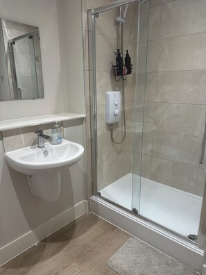 Bathroom - Criterion House 1-Bed Modern Entire Apartment in City Centre (Kingston upon Hull)
