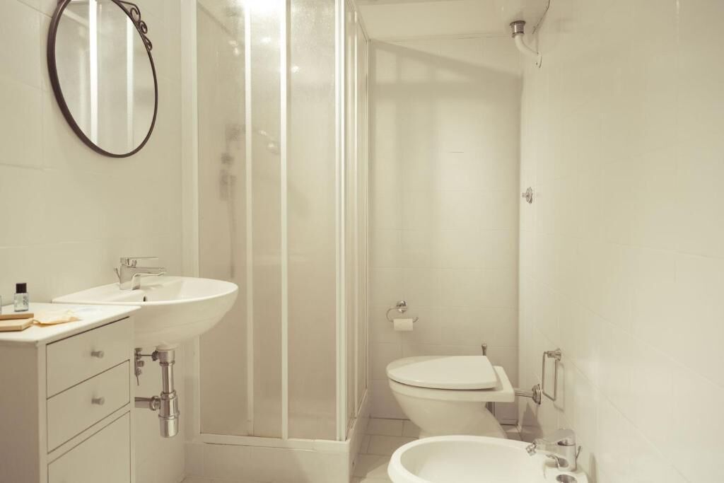 Habitación económica con 1 cama doble o 2 individuales | Baño | Artículos de higiene personal gratuitos, secador de pelo y toallas