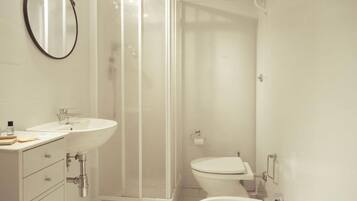 Habitación económica con 1 cama doble o 2 individuales | Baño | Artículos de higiene personal gratuitos, secador de pelo y toallas