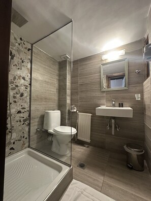 Basic Double or Twin Room, Courtyard View | Bathroom | Shower, hair dryer, bathrobes, slippers - VAROSI GUESTHOUSE (Edessa)