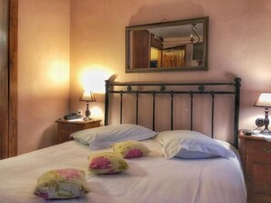 Basic Double or Twin Room, Courtyard View | In-room safe, blackout drapes, soundproofing, iron/ironing board - VAROSI GUESTHOUSE (EDESSA)