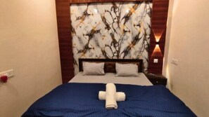 Deluxe Room - Madhuram Guest House (Varanasi)