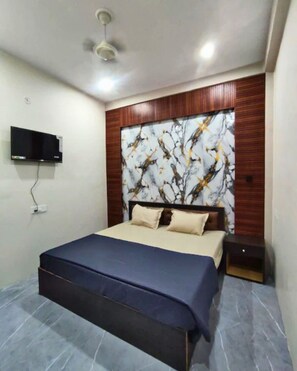 Deluxe Room - Madhuram Guest House (Varanasi)