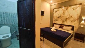 Deluxe Room | Bathroom - Madhuram Guest House (Varanasi)