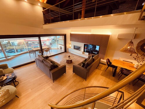 Luxury property in a quiet neighborhood 5' from the sea and 10' from the center!