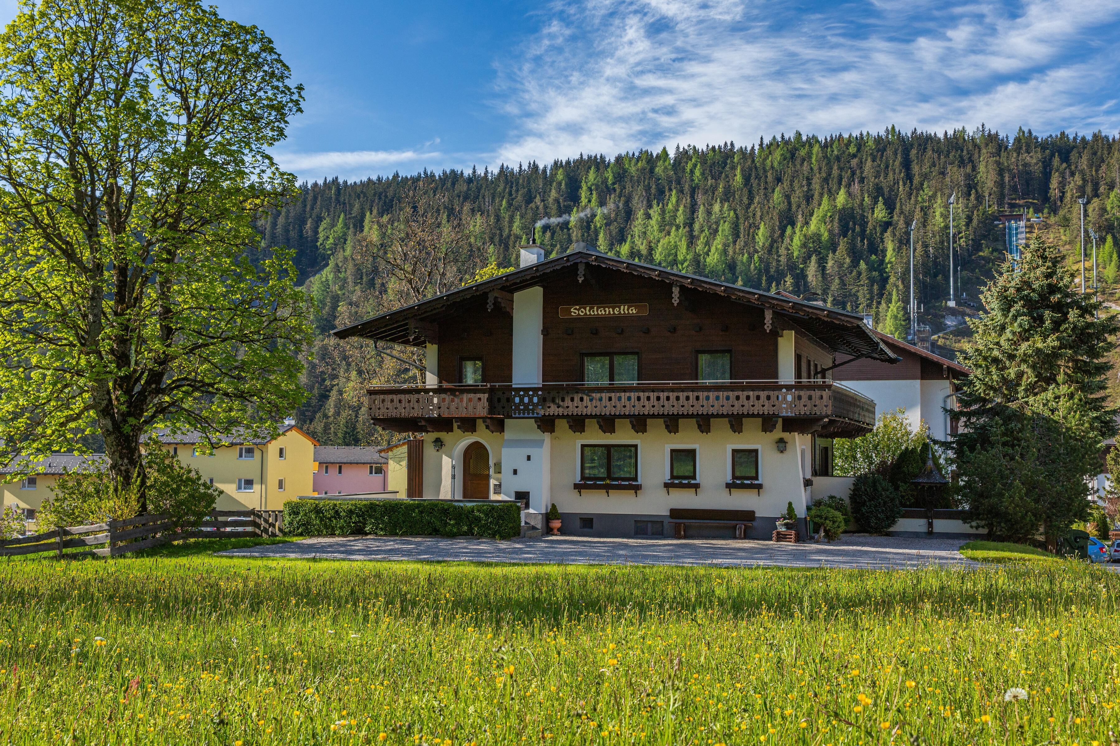Hauptansicht Gebäude im Sommer