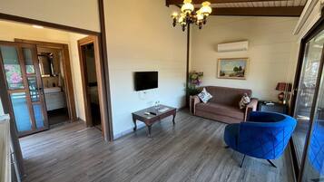 Deluxe Apartment, Balcony, Sea View | Living area