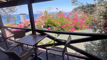 Deluxe Apartment, Balcony, Sea View | Outdoor dining