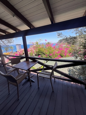 Apartemen Deluks, balkon, pemandangan laut | Tempat makan outdoor